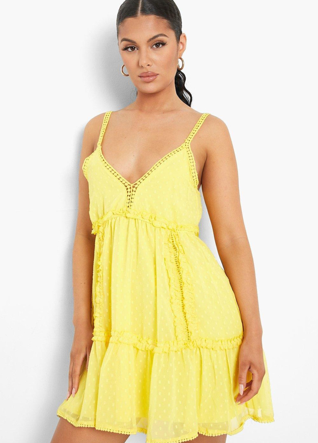 Желтое коктейльное платье клеш Boohoo в горошек