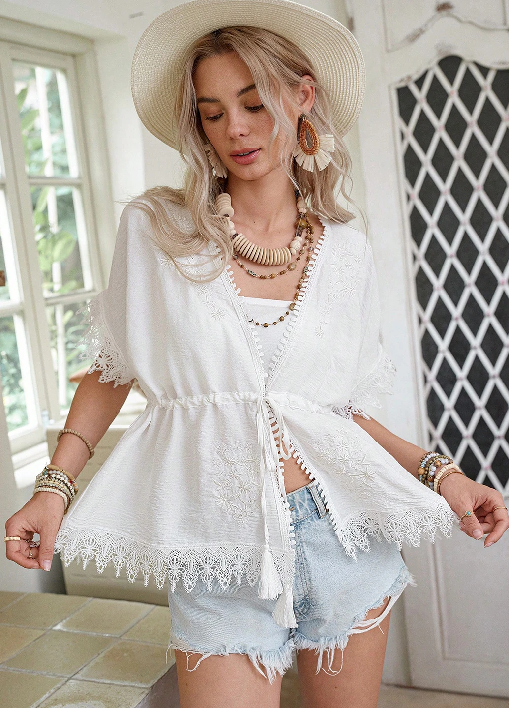 Біла блуза з баскою SHEIN