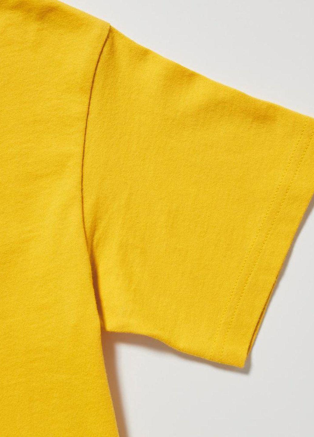 Желтая летняя футболка Uniqlo