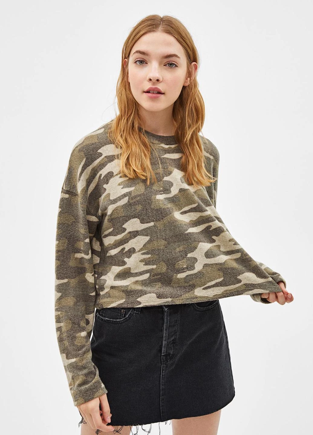 Хаки свитшот Bershka камуфляжный без декора (244438085)