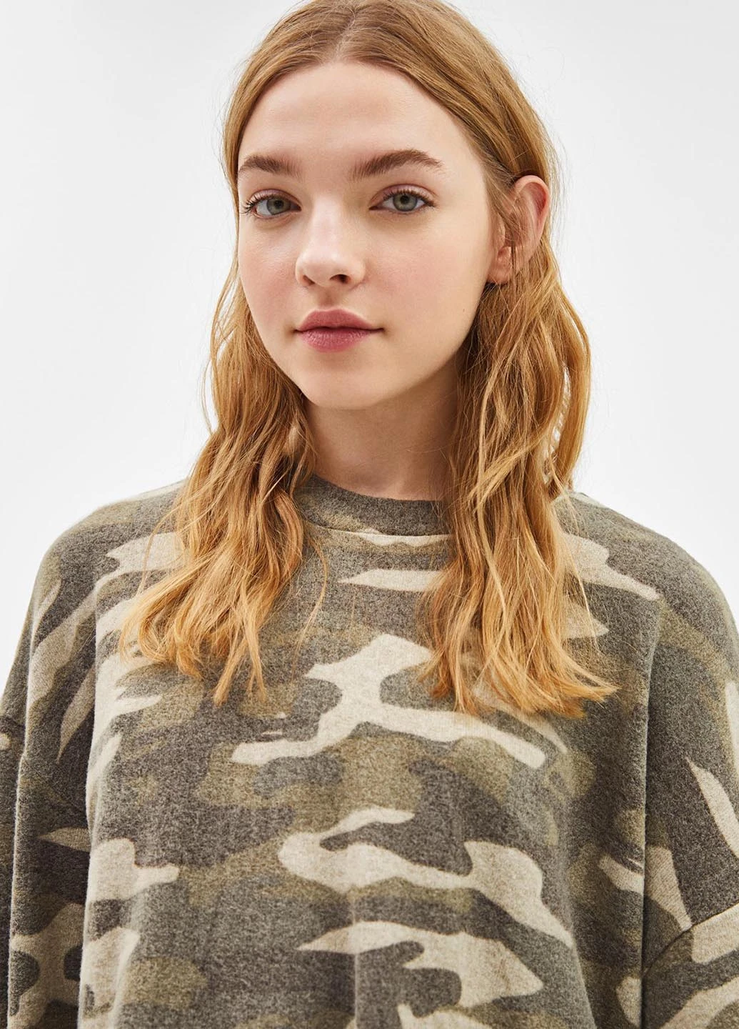Хаки свитшот Bershka камуфляжный без декора (244438085)