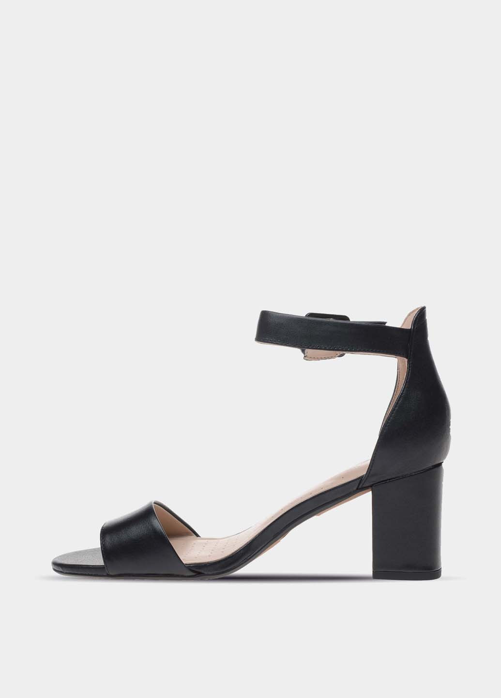 Черные босоножки Clarks с ремешком