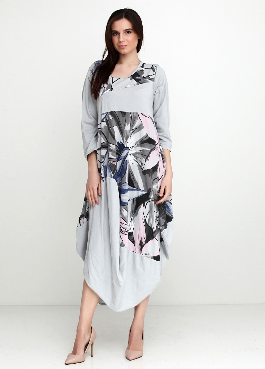 Светло-серое кэжуал платье G1 moda с цветочным принтом