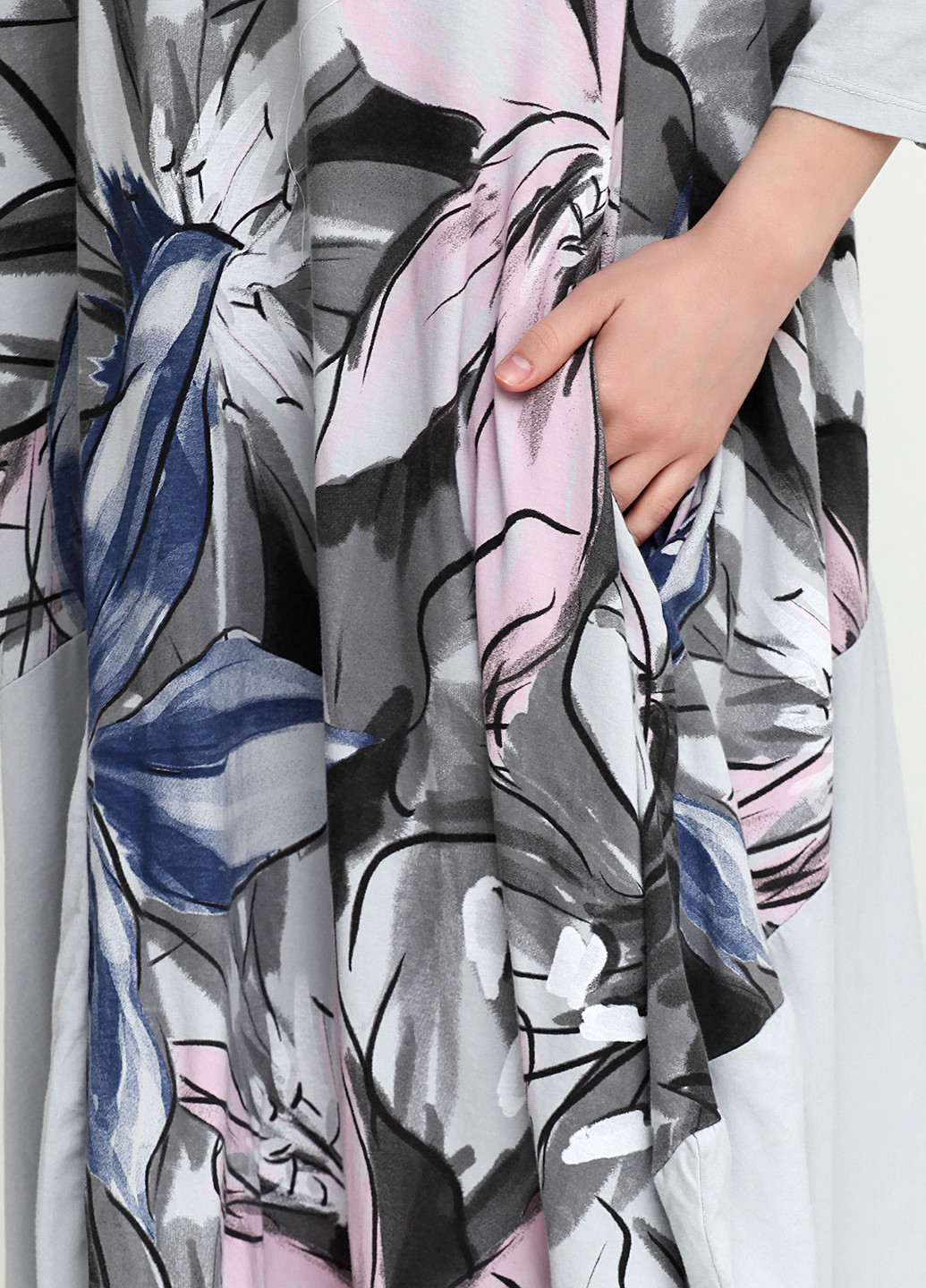 Светло-серое кэжуал платье G1 moda с цветочным принтом