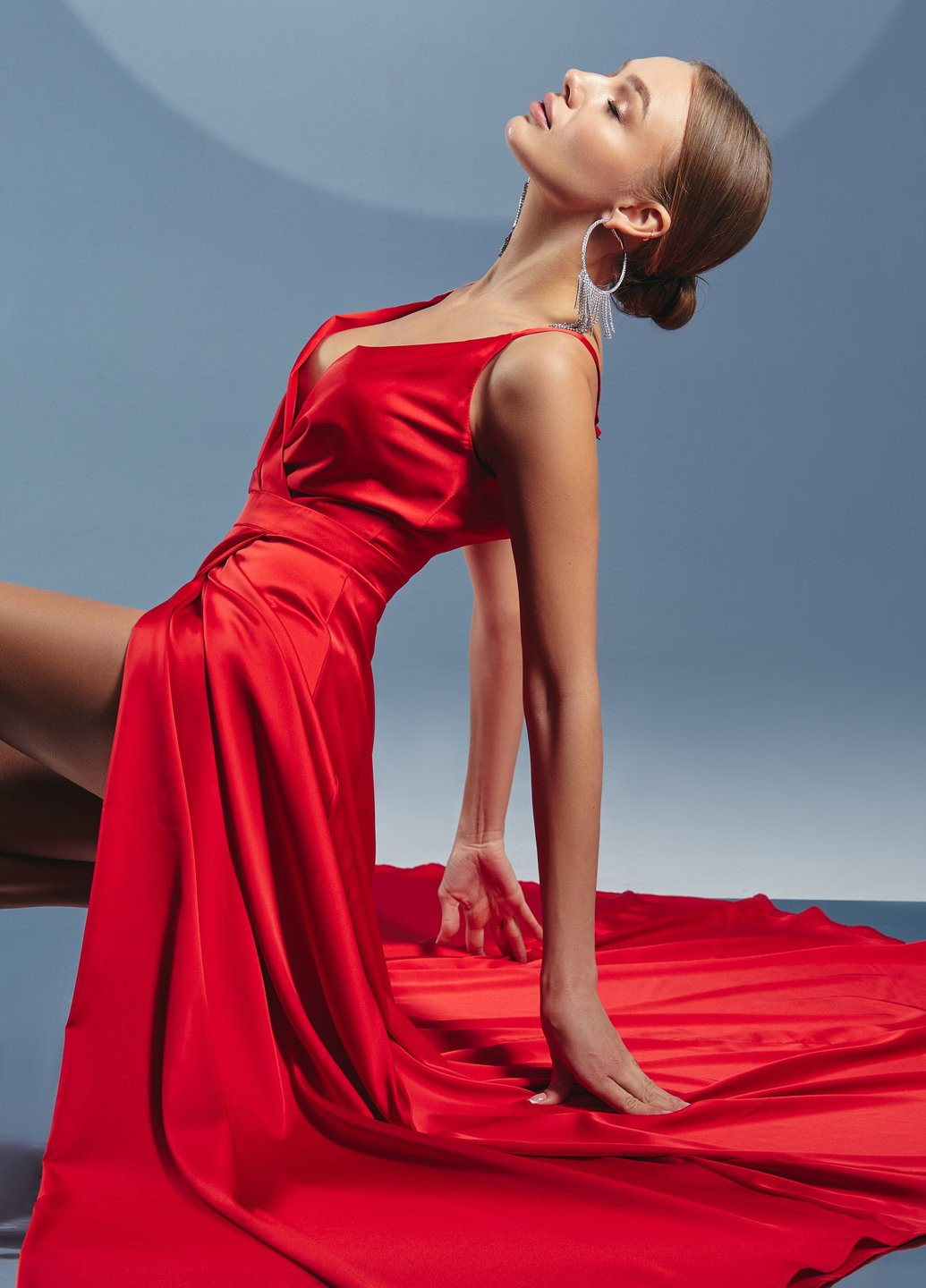 Красное вечернее красное шелковое платье с разрезом Gepur однотонное