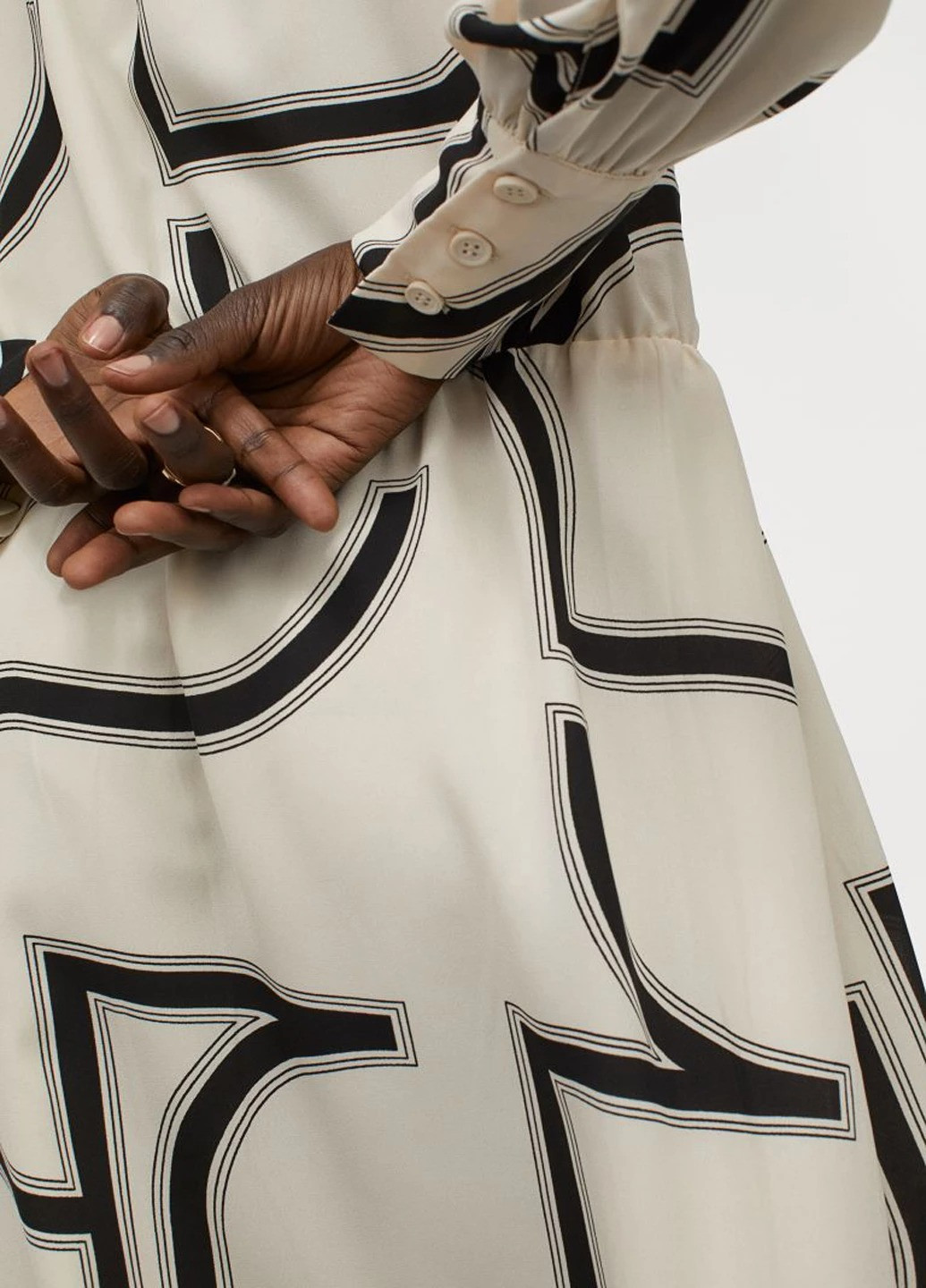Молочное кэжуал платье H&M с абстрактным узором