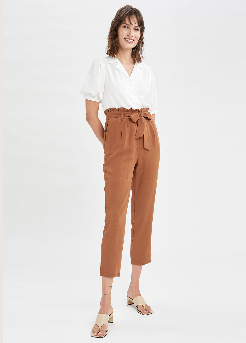 Светло-коричневые кэжуал летние укороченные, зауженные брюки DeFacto