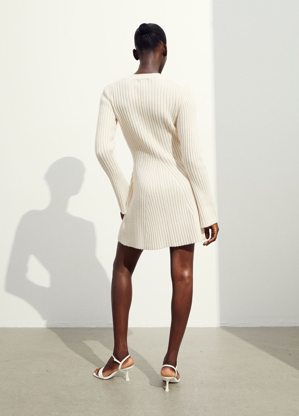 Светло-бежевое кэжуал платье клеш H&M однотонное