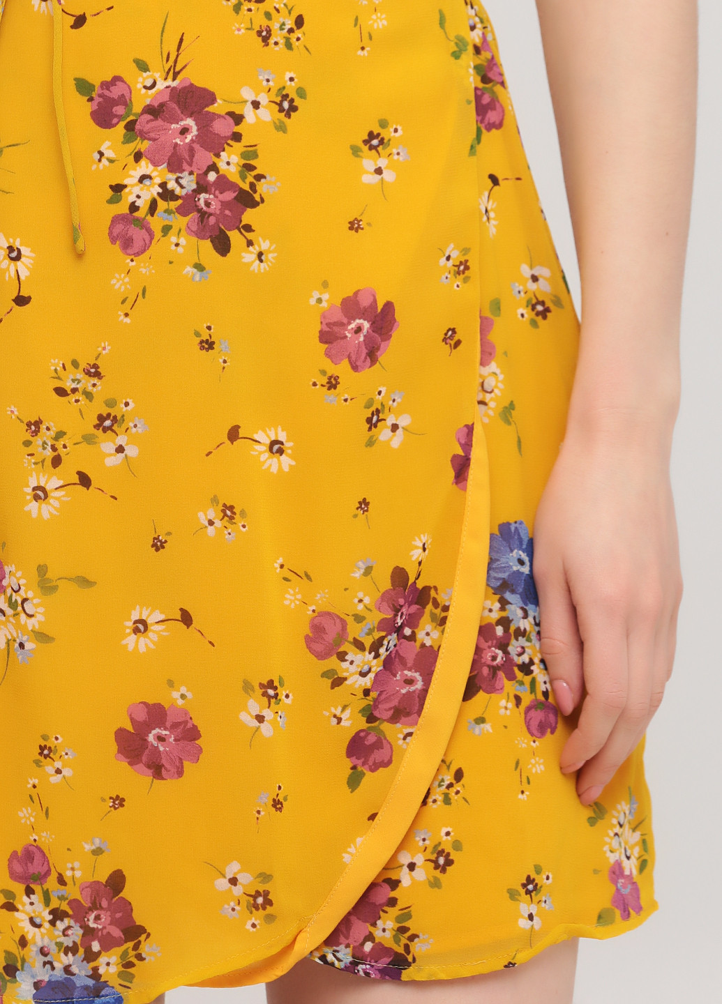 Желтое кэжуал платье на запах Mango с цветочным принтом