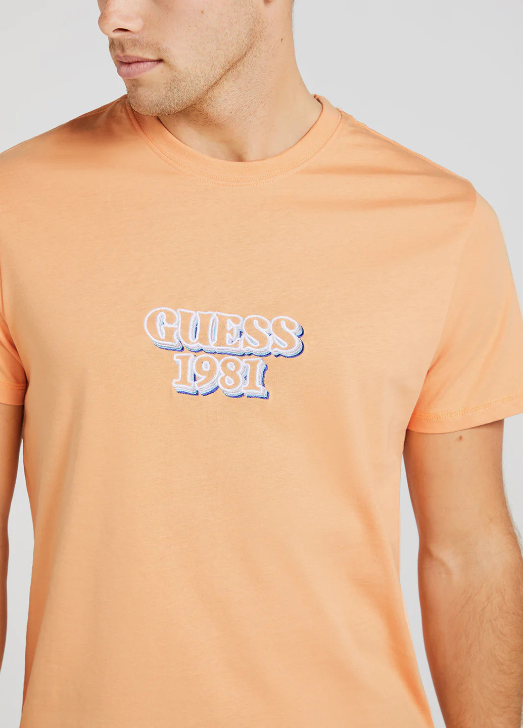 Персиковая футболка Guess