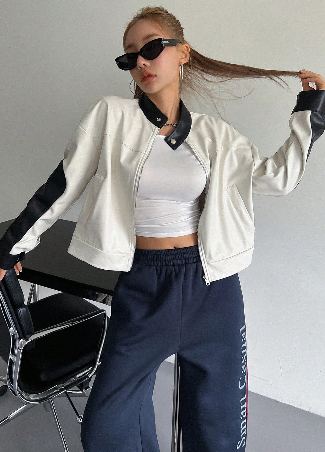 Черно-белая демисезонная куртка байкерская SHEIN