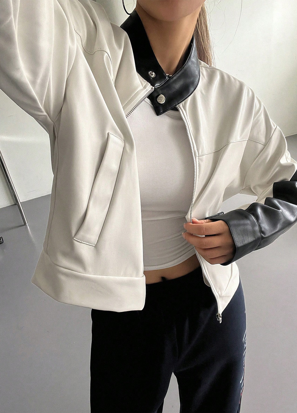 Черно-белая демисезонная куртка байкерская SHEIN