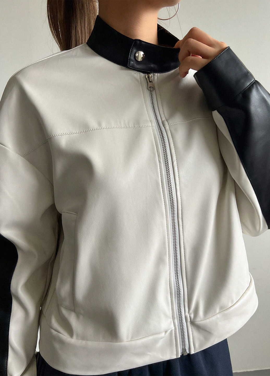 Черно-белая демисезонная куртка байкерская SHEIN