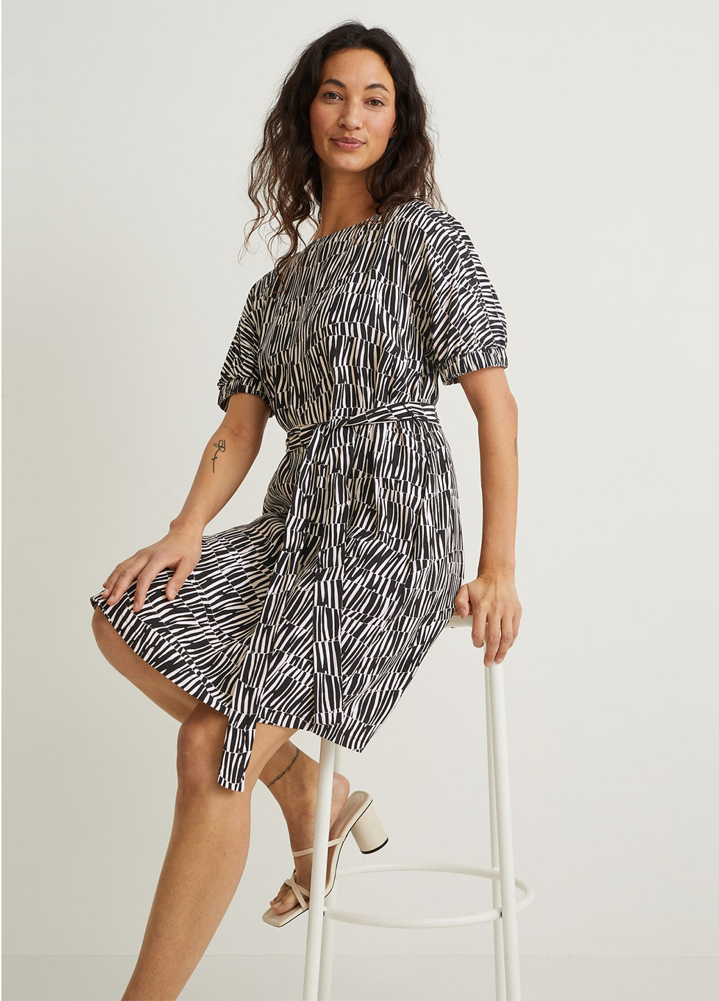 Комбинированное кэжуал платье а-силуэт C&A с абстрактным узором