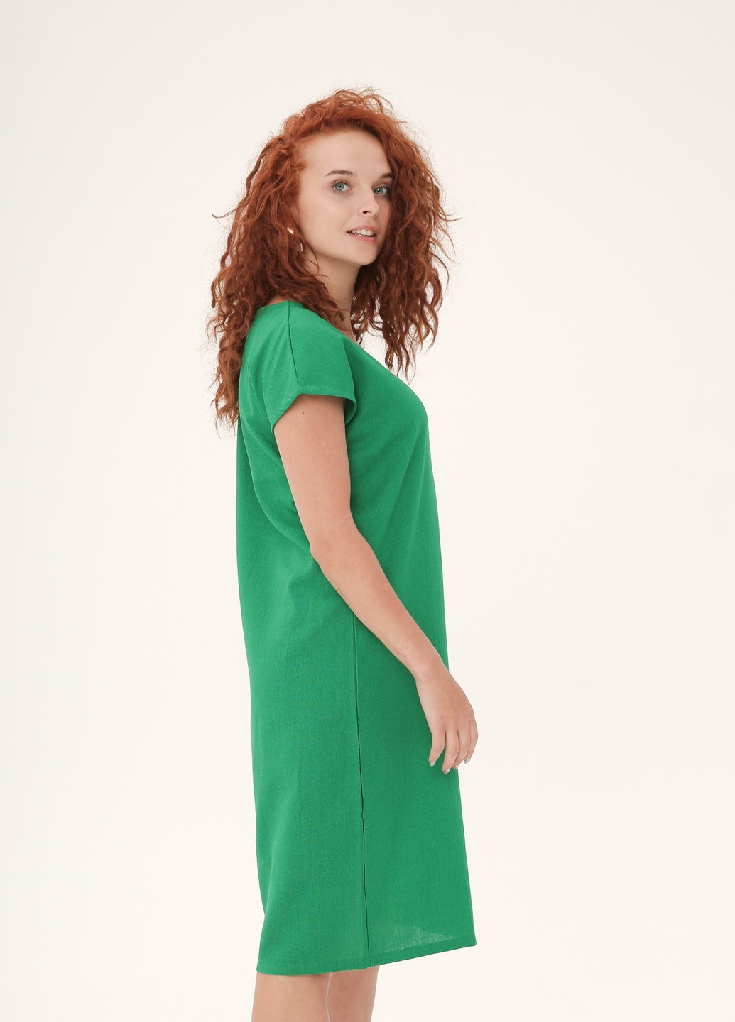 Зеленое кэжуал льняное прямое платье с вышивкой "летний мотылек". INNOE однотонное