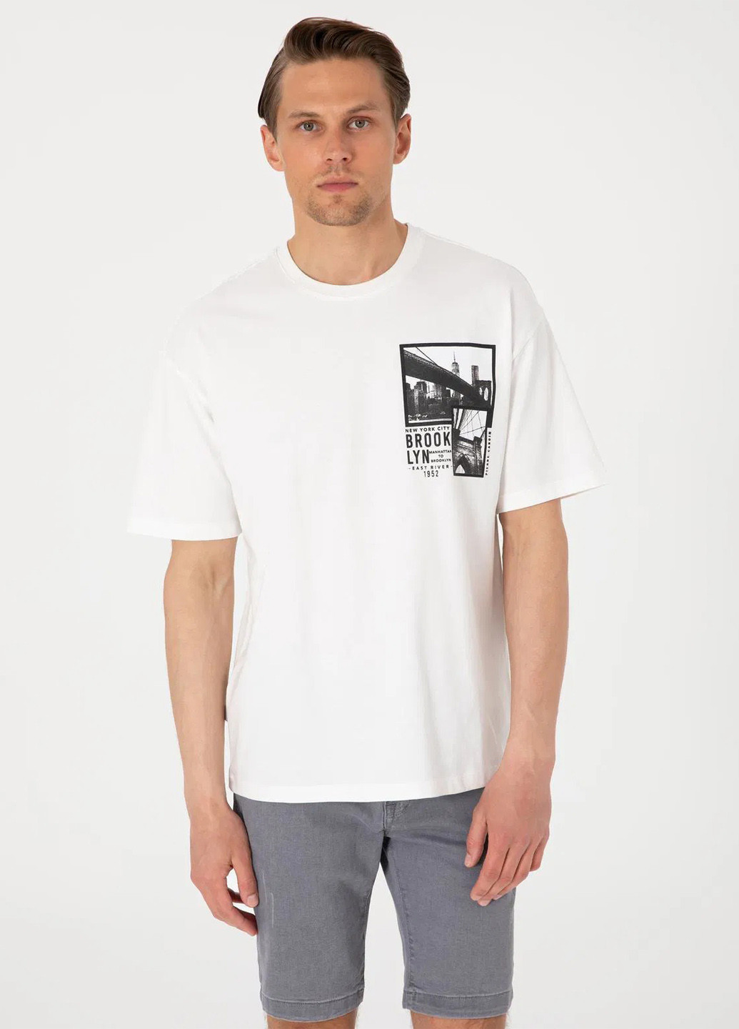 Біла футболка Pierre Cardin