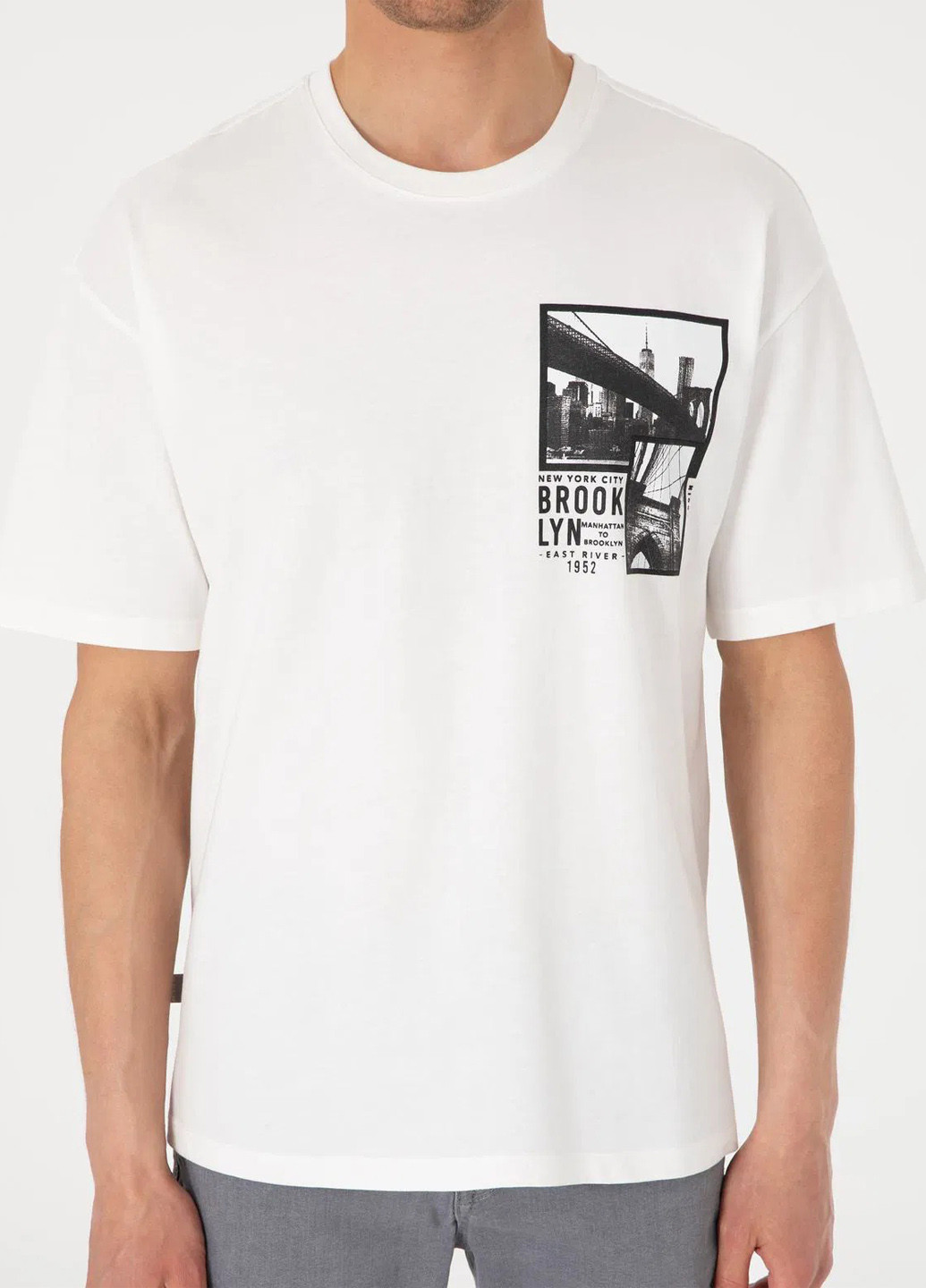 Біла футболка Pierre Cardin