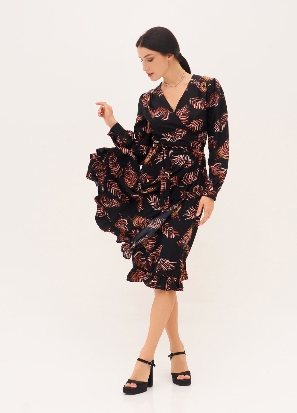 Черное повседневный платье на запах ISSA PLUS с рисунком