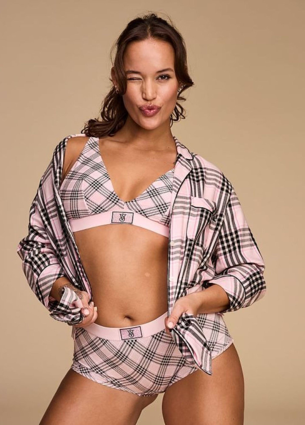 Розовый демисезонный комплект (бюстгальтер, трусики) Victoria's Secret