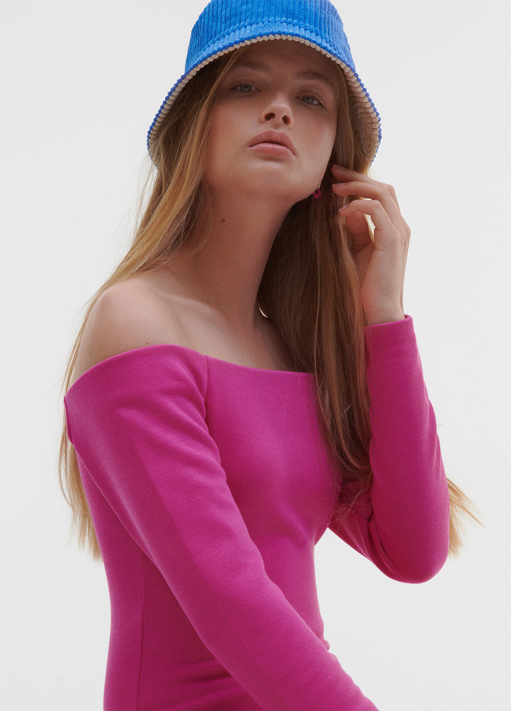 Фуксиновое (цвета Фуксия) кэжуал платье с открытыми плечами Reserved однотонное