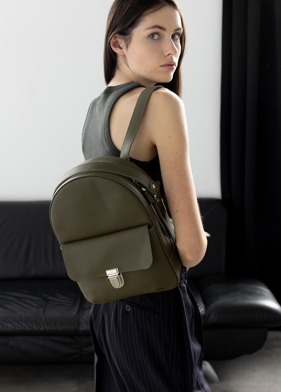 Жіночий міні-рюкзак ручної роботи з натуральної шкіри з легким матовим ефектом кольору хакі Boorbon (254916246)