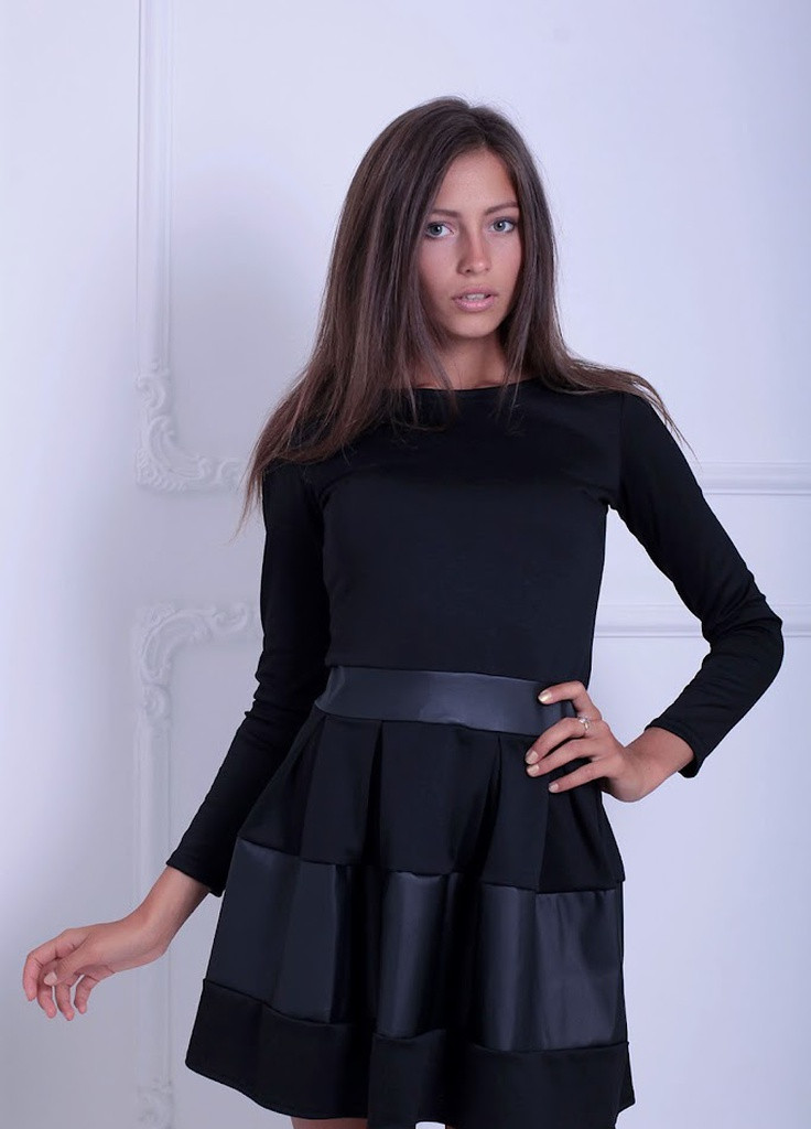 Черное кэжуал стильное кукольное платье со вставками из экокожи dittany черный Podium однотонное