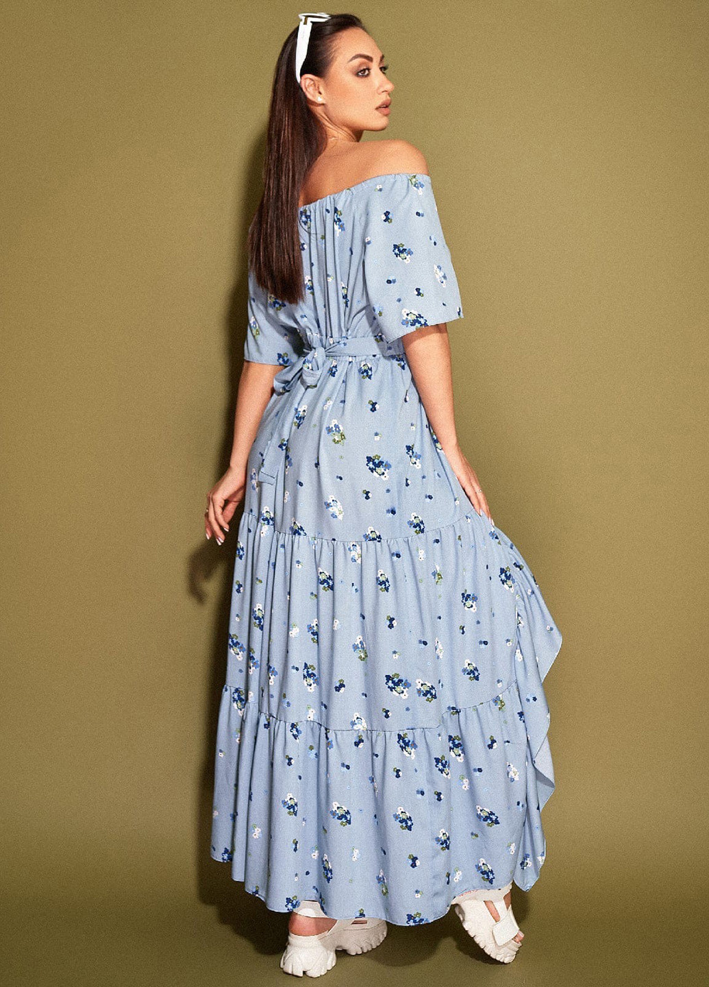 Блакитна кежуал сукня з відкритими плечима LibeAmore з квітковим принтом