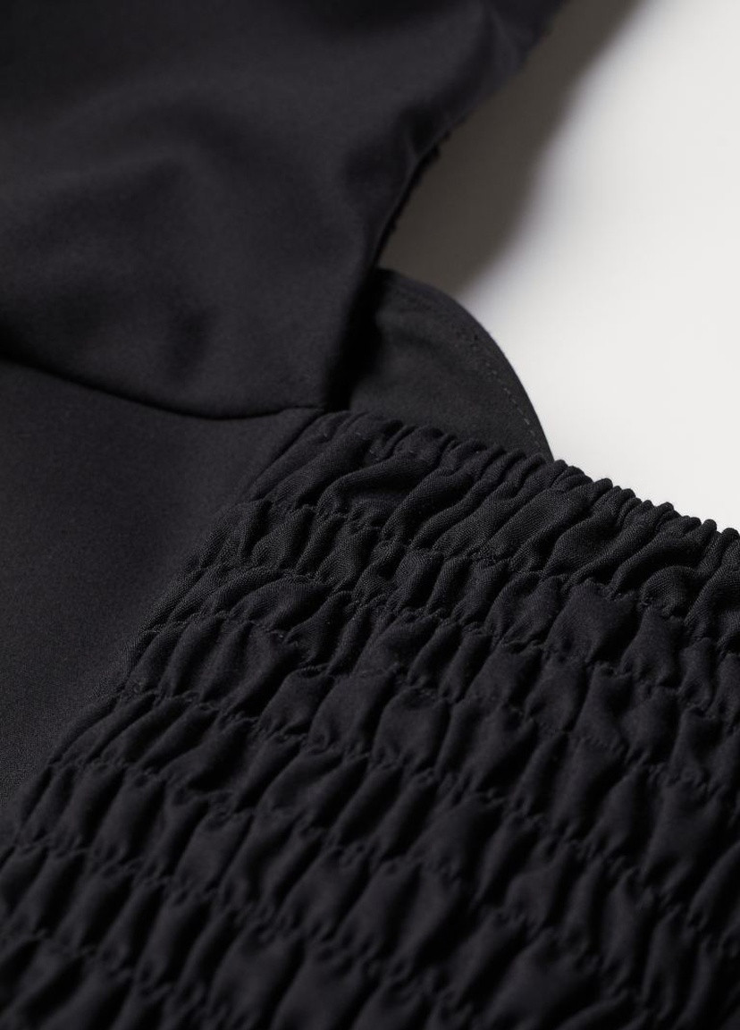 Черная летняя блузка с вырезом сердечком H&M