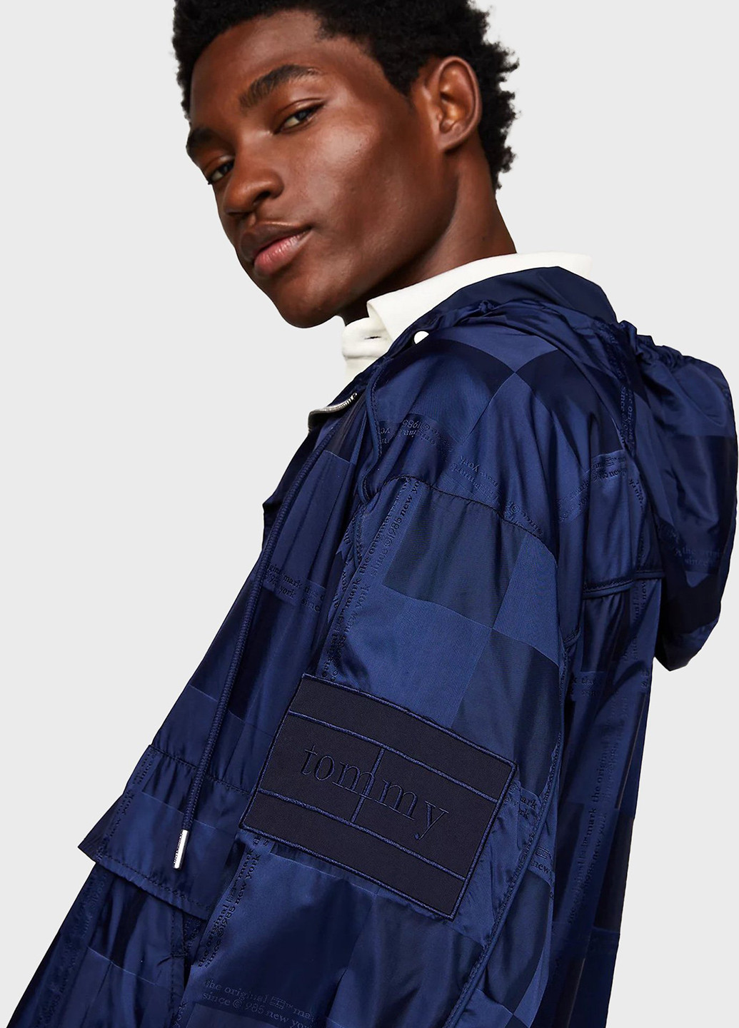 Синяя демисезонная ветровка Tommy Jeans