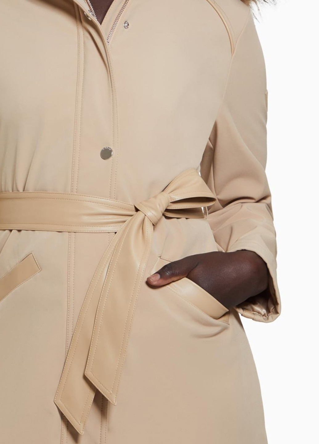 Бежева демісезонна куртка Guess