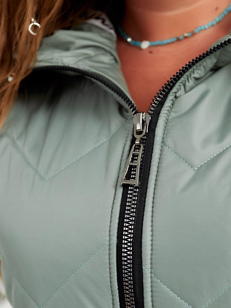 Женский жилетка с накладнми карманами оливкового цвета р.52/54 375289 New Trend (255401410)