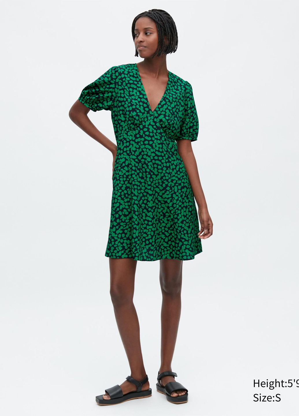 Зеленое кэжуал платье клеш Uniqlo с абстрактным узором