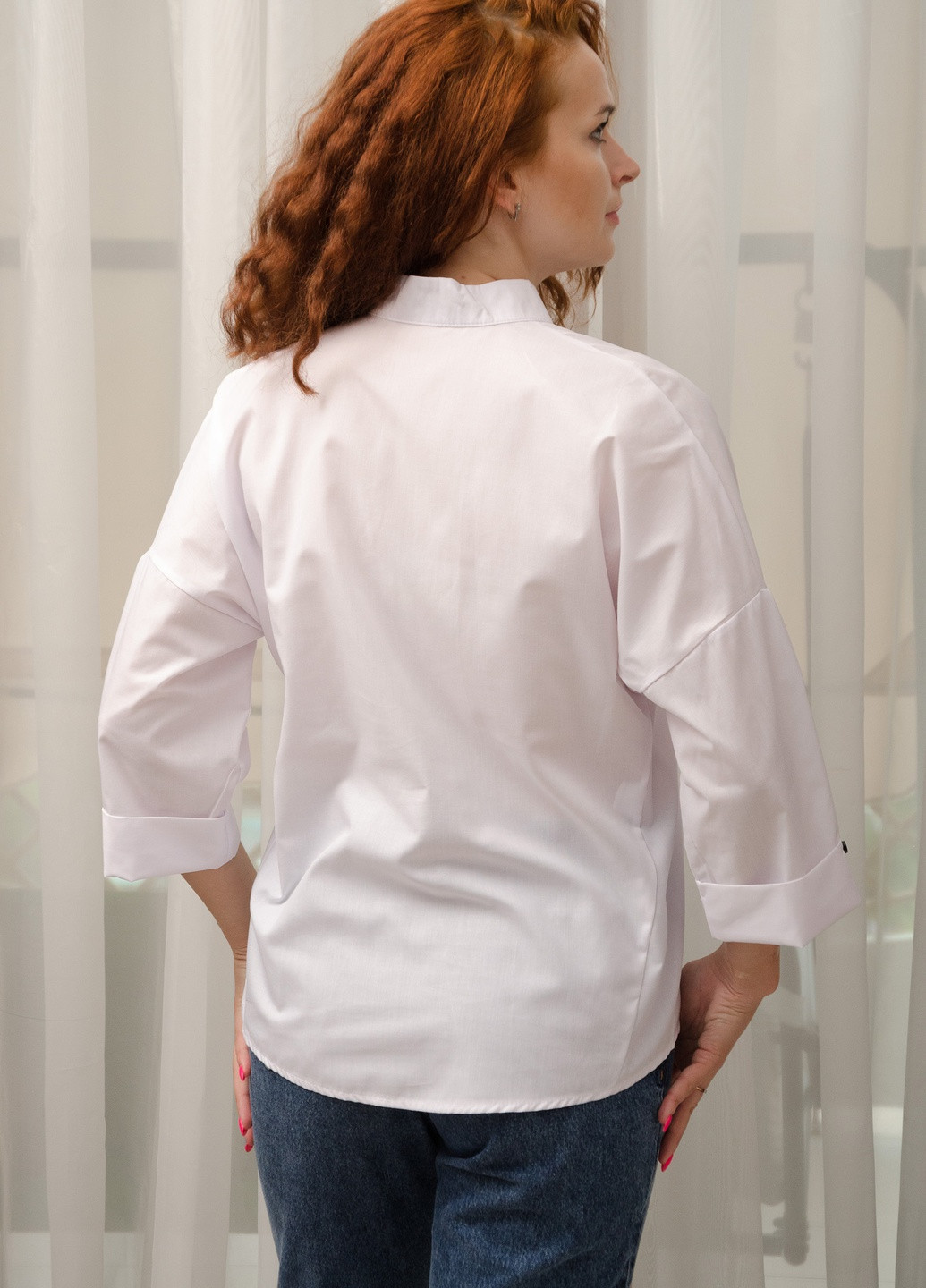 Белая демисезонная рубашка с авторской вышивкой на полочке INNOE Блуза