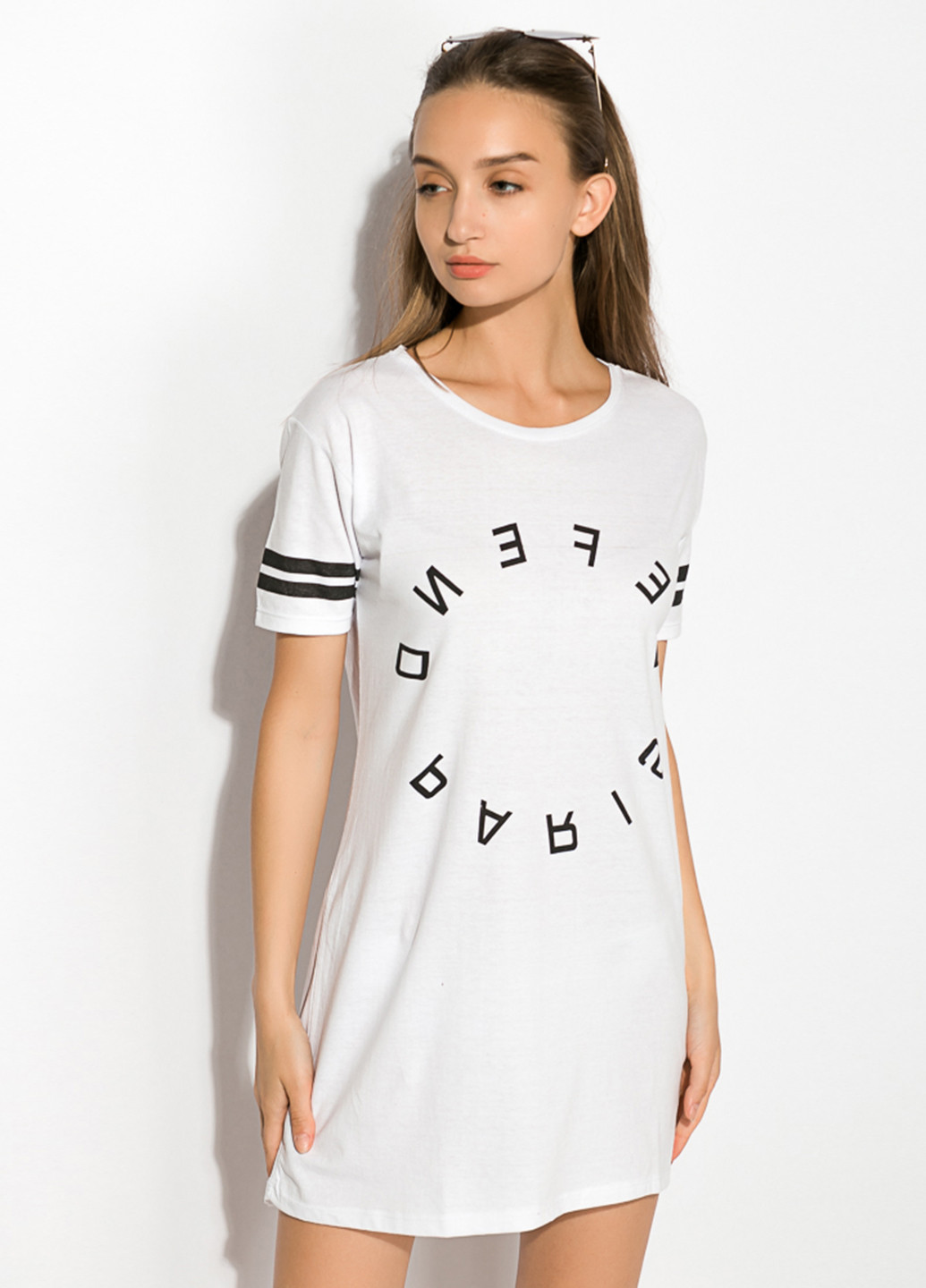 Белое кэжуал платье платье-футболка Time of Style с надписью