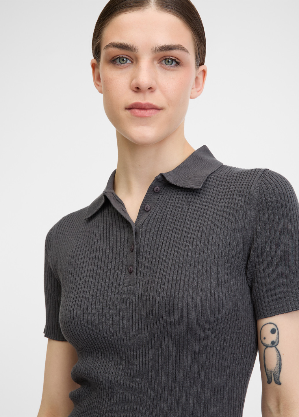 Темно-серая женская футболка-поло Orsay однотонная