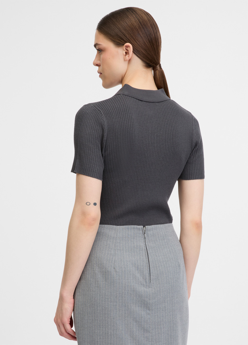 Темно-серая женская футболка-поло Orsay однотонная