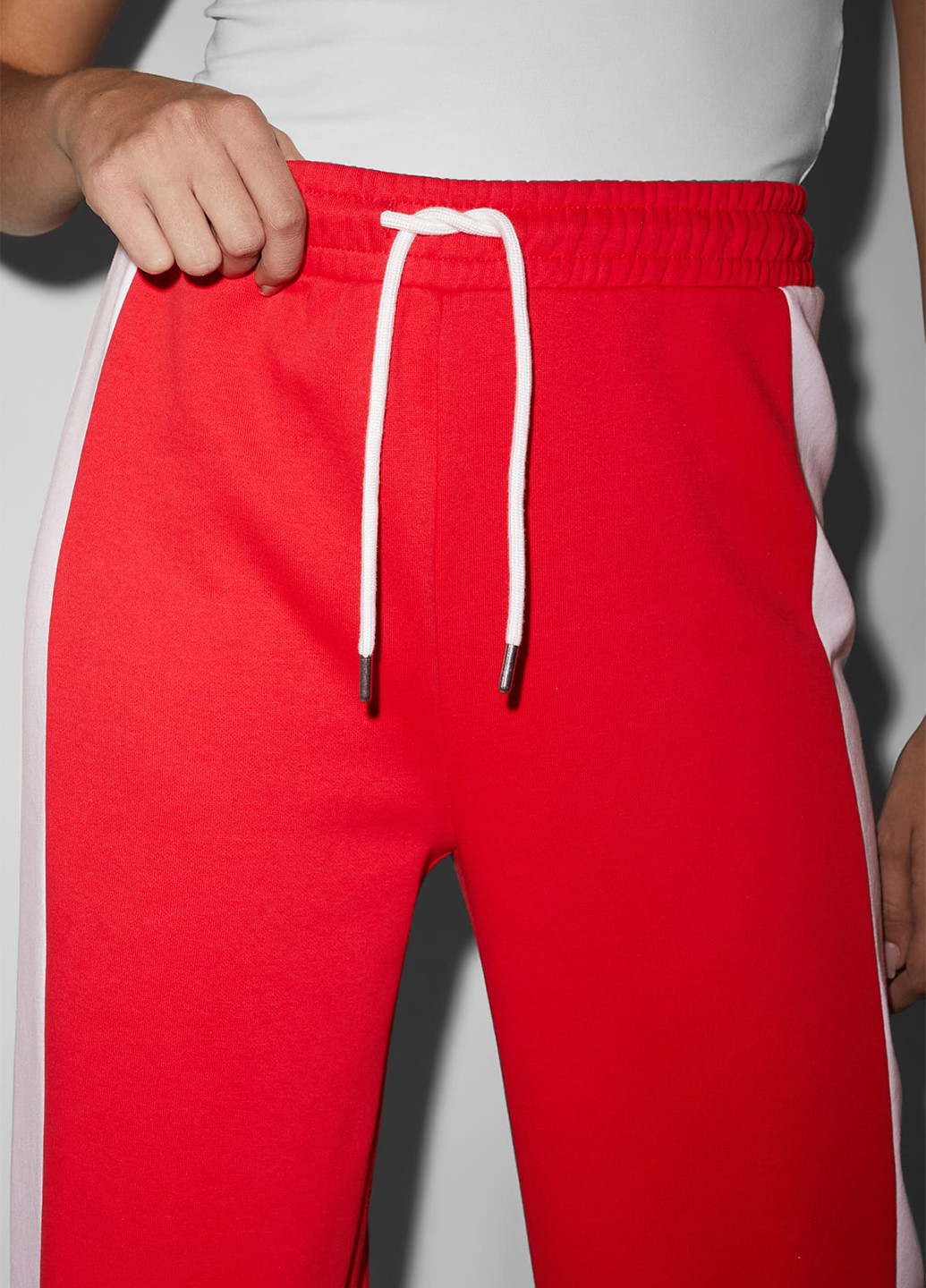 Красные спортивные демисезонные прямые брюки C&A