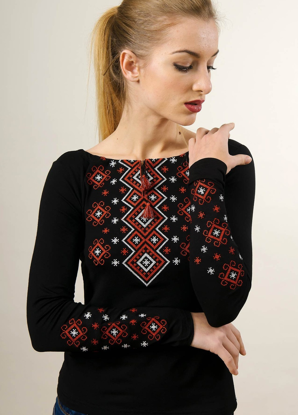 Женская вышитая футболка с длинным рукавом Карпатский орнамент красная вышивка Melanika (250206177)