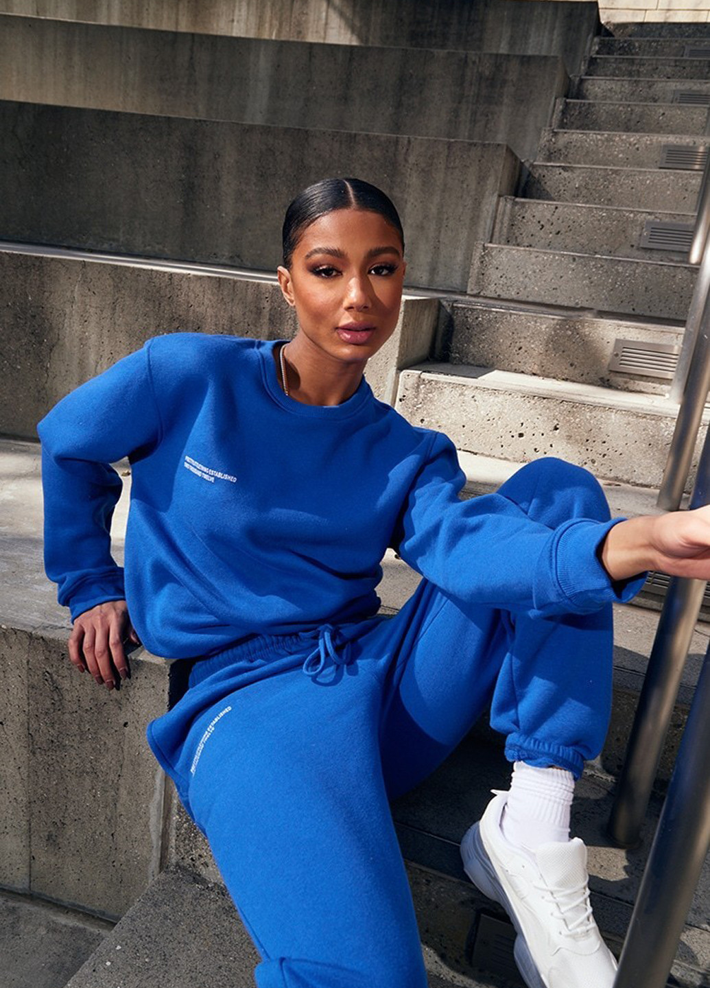 Синій світшот PrettyLittleThing напис без декору (308792197)