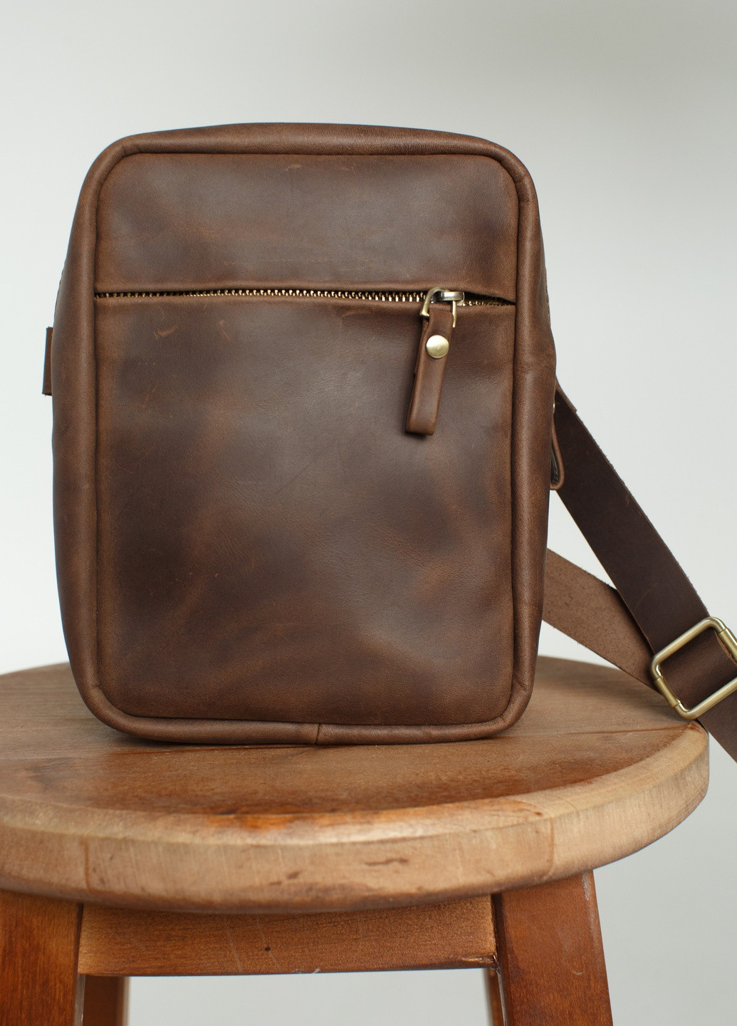Практичная мужская сумка мессенджер через плечо ручной работы из натуральной винтажной кожи коричневого цвета Boorbon (253412641)