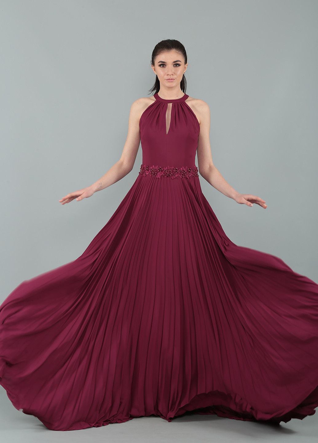 Бордовое вечернее платье с открытой спиной, клеш, плиссированное Rengin однотонное
