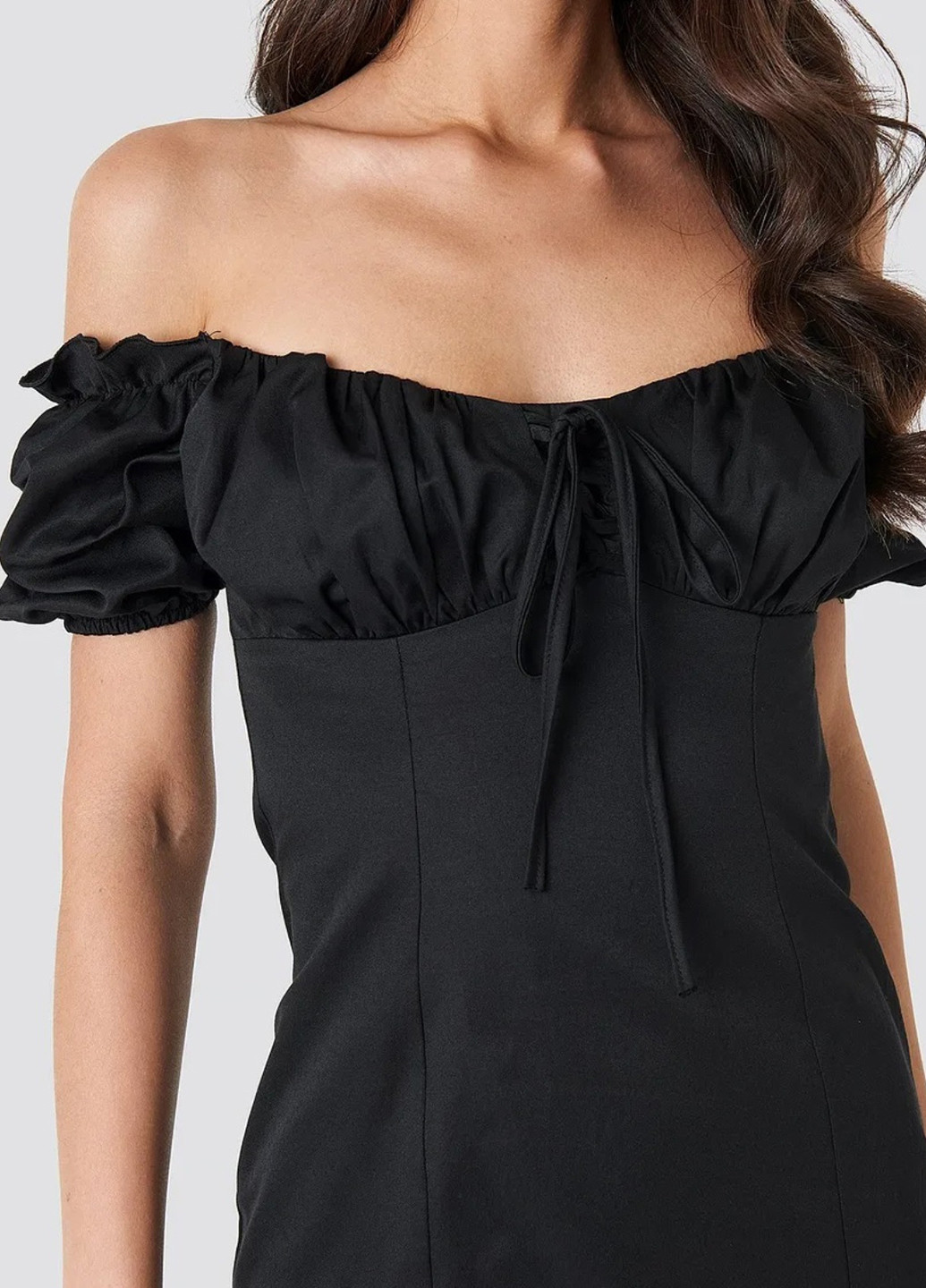 Черное коктейльное платье с открытыми плечами, футляр NA-KD однотонное