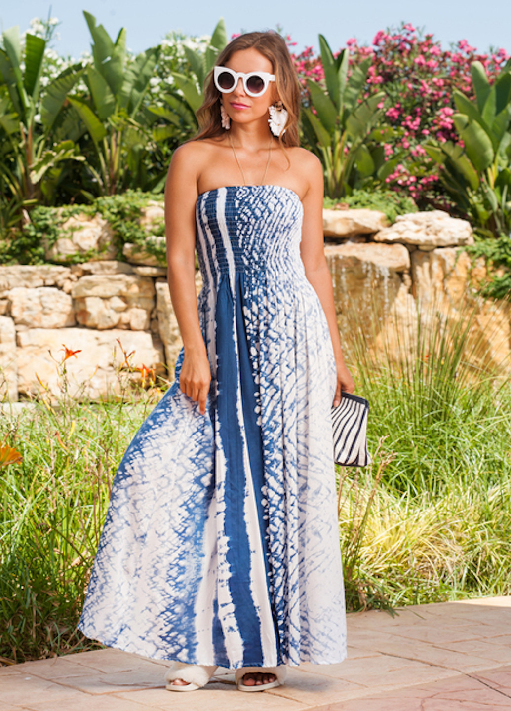 Синее пляжное платье клеш, бандо Indiano с абстрактным узором