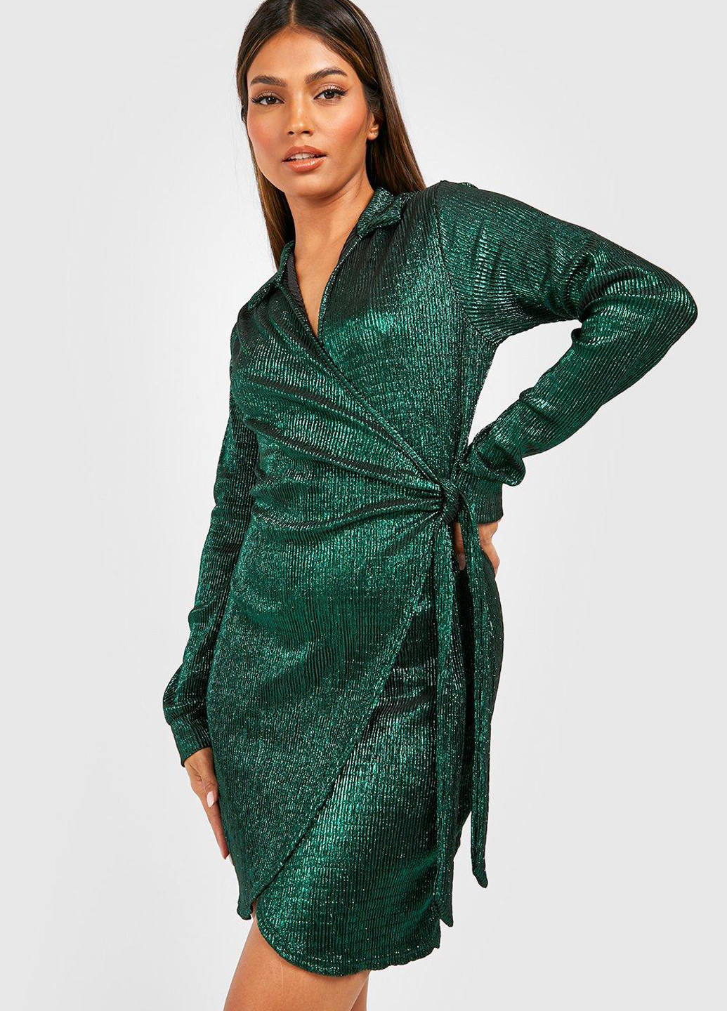 Зелена коктейльна сукня на запах Boohoo однотонна