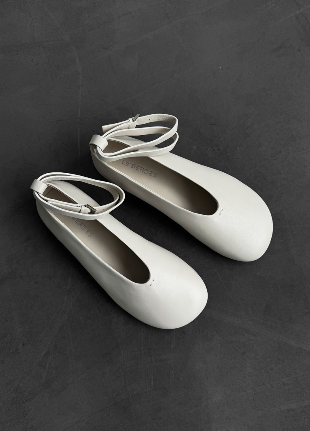 Женские балетки Le'BERDES | молочные однотонные без декора натуральная замша (370483619)