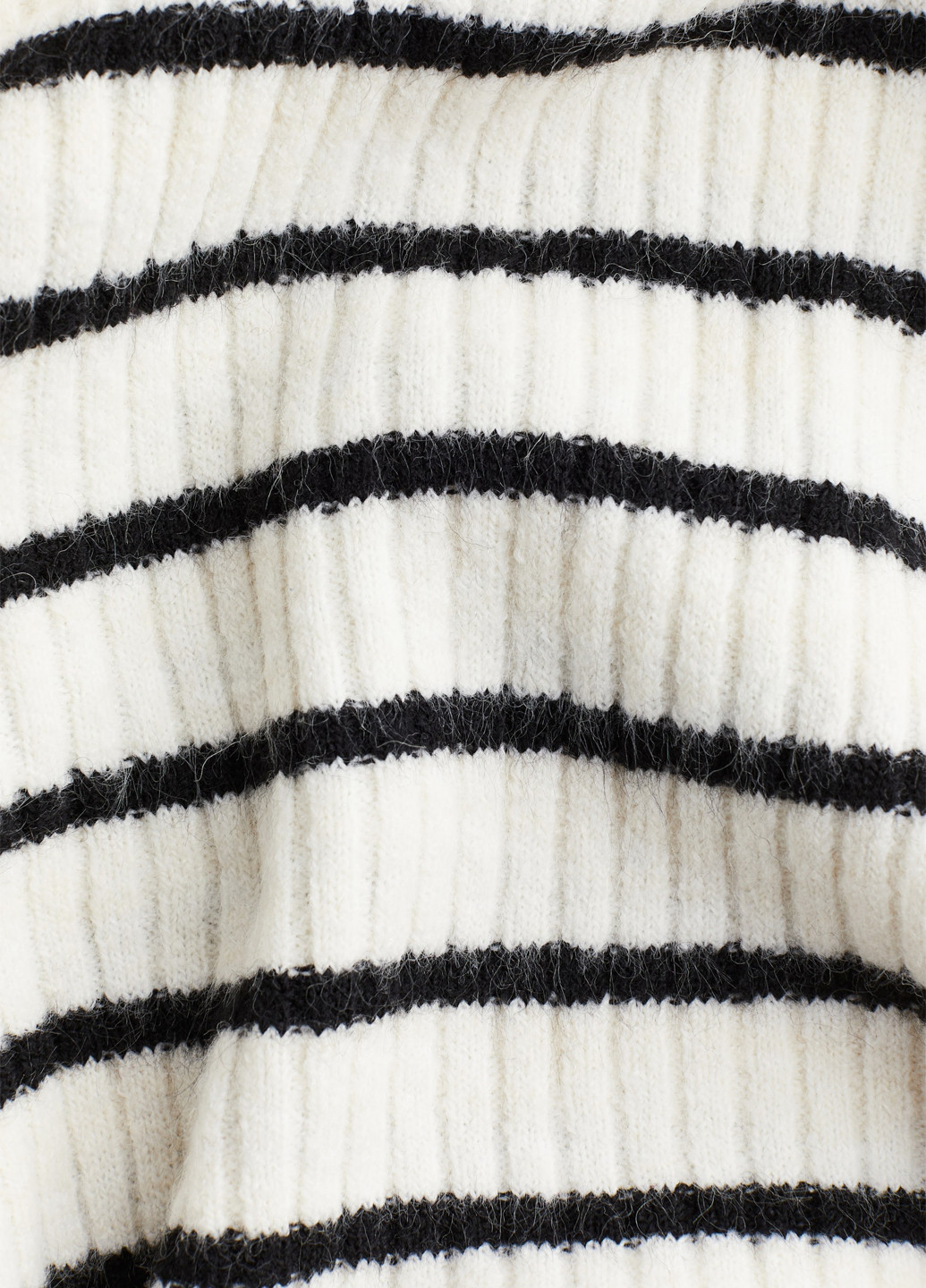 Черно-белый зимний светр H&M