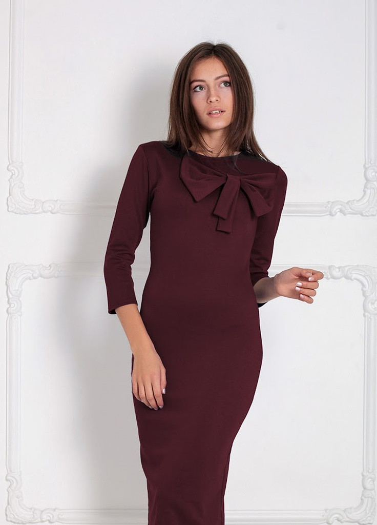 Бордовое кэжуал утонченное приталенное платье-миди с красивым бантом на груди malabari бордовый Podium однотонное