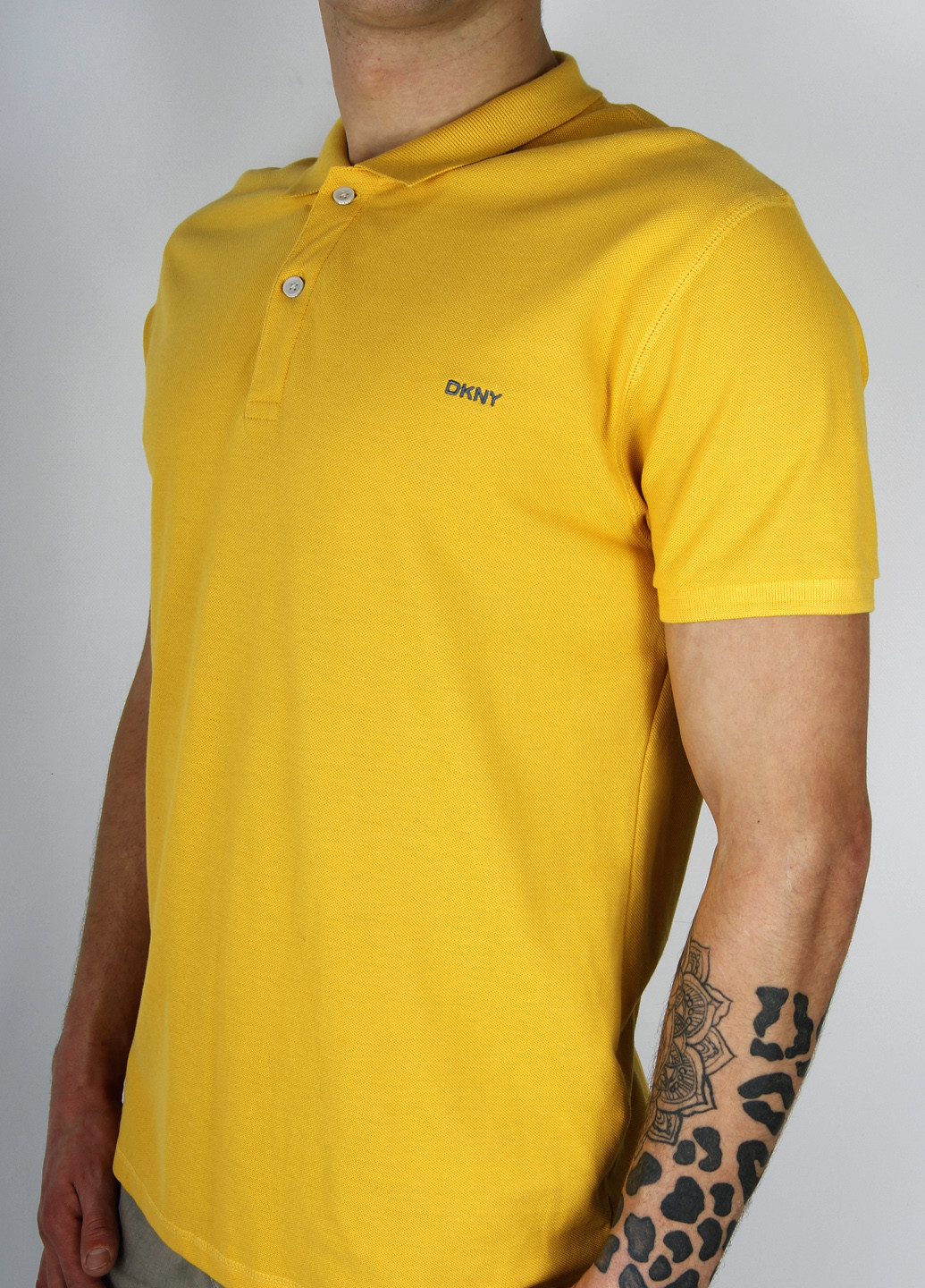 Желтая футболка-поло для мужчин DKNY с надписью