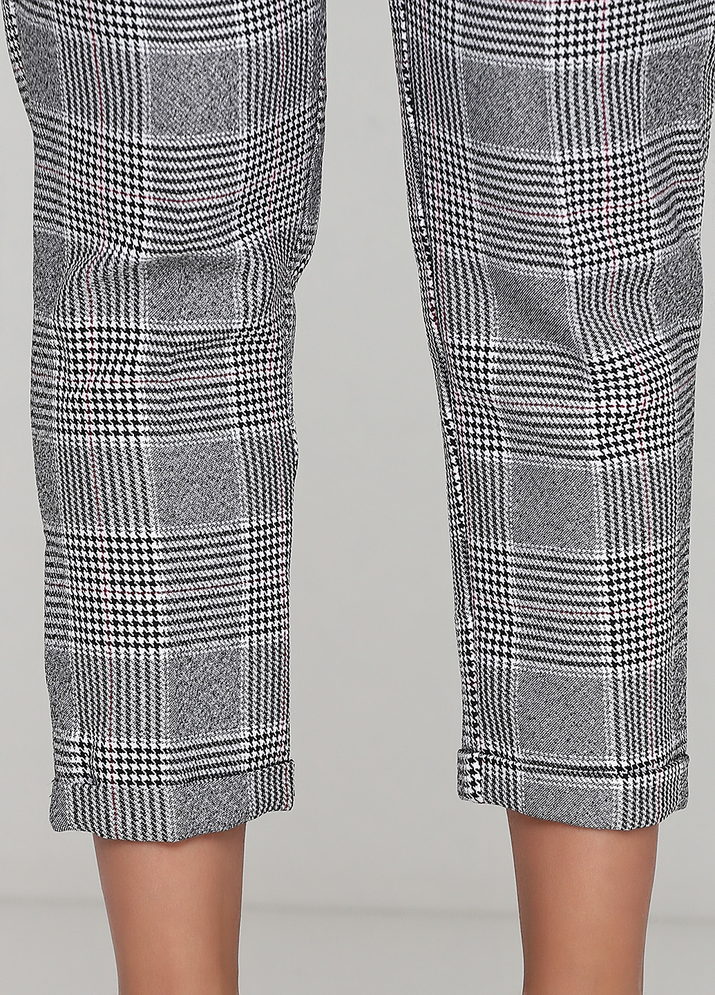 Черно-белые кэжуал демисезонные зауженные брюки Sassofono