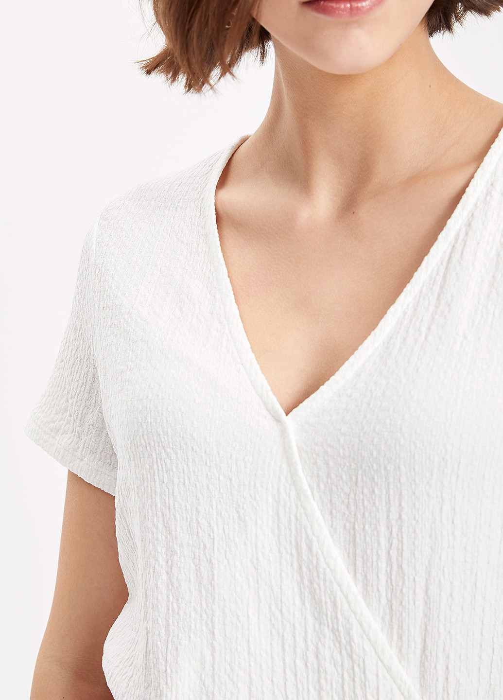 Молочная летняя блуза на запах DeFacto